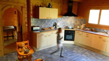 Microondas, horno, placa de cocina y lavavajillas