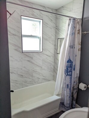 Duschwanne, Haartrockner, Handtücher, Seife