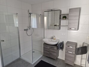 Bañera, secador de pelo, toallas