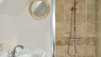 Haartrockner, Handtücher, Toilettenpapier