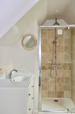 Haartrockner, Handtücher, Toilettenpapier