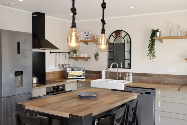 Frigorífico, microondas, horno y placa de cocina