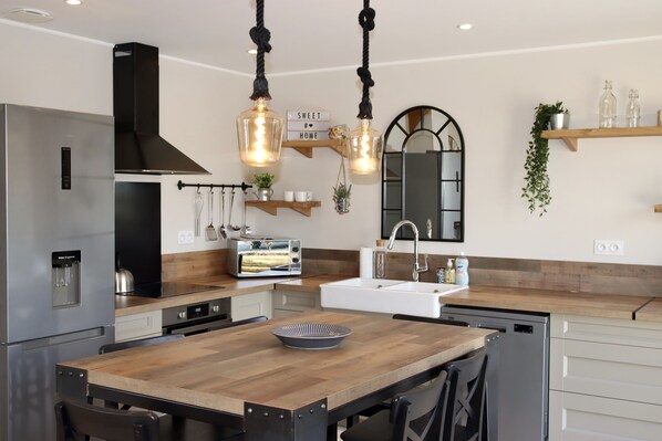 Kühlschrank, Mikrowelle, Ofen, Herdplatte