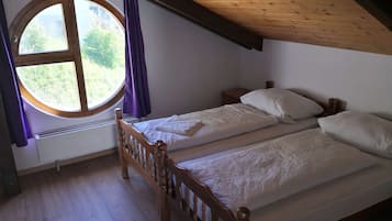 3 habitaciones, tabla de planchar con plancha y cuna de viaje