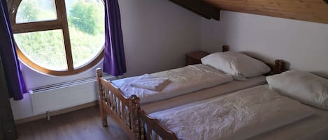 3 habitaciones, tabla de planchar con plancha y cuna de viaje