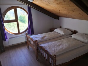 3 habitaciones, tabla de planchar con plancha y cuna de viaje 