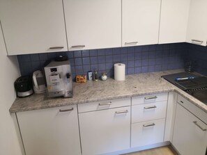 Kühlschrank, Mikrowelle, Herdplatte, Wasserkocher mit Kaffee-/Teezubehör