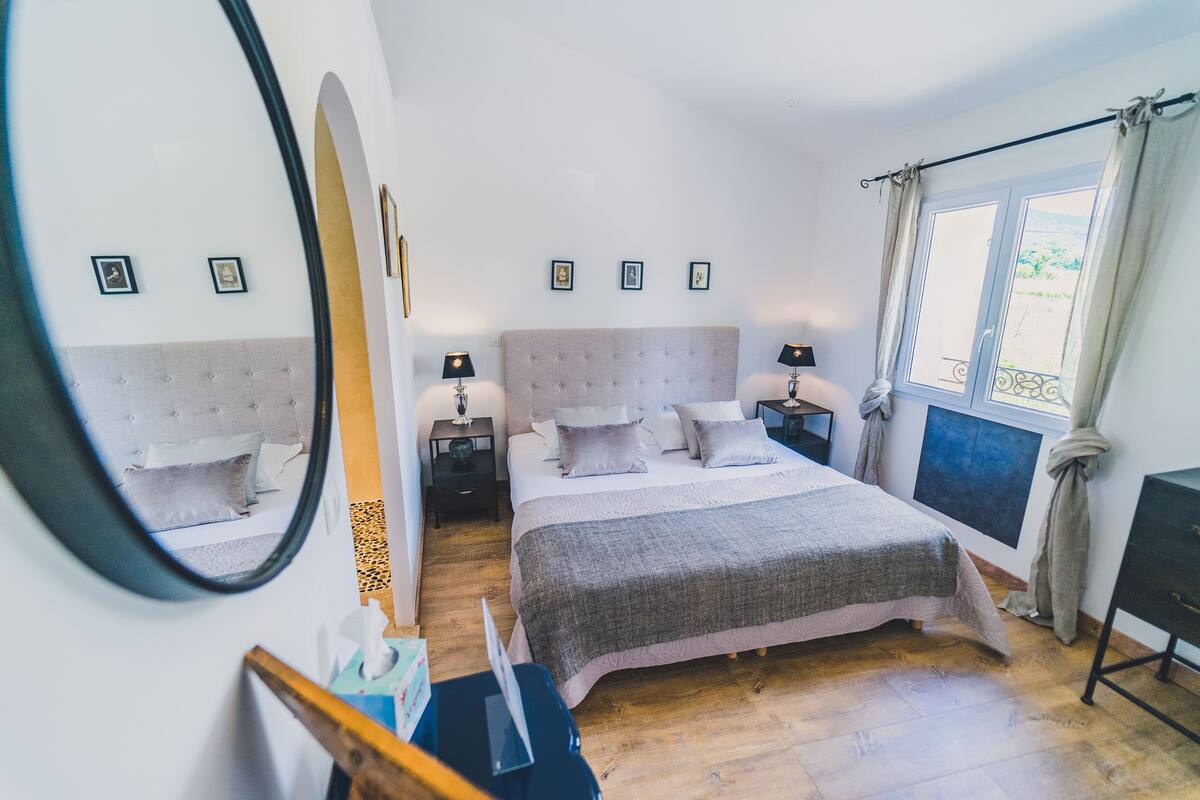 Doppelzimmer (Cuivrée) | Minibar, Zimmersafe, individuell dekoriert, individuell eingerichtet