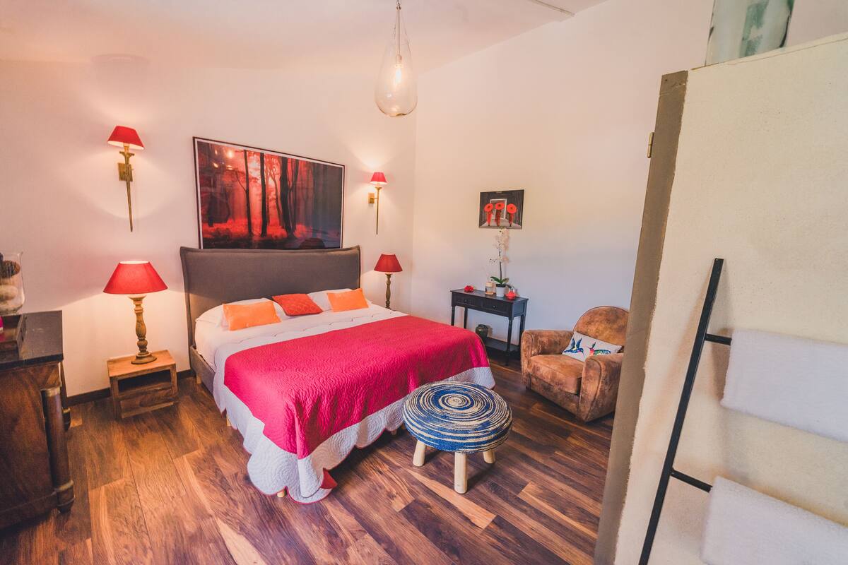 Doppelzimmer (Bois Rouge) | Minibar, Zimmersafe, individuell dekoriert, individuell eingerichtet