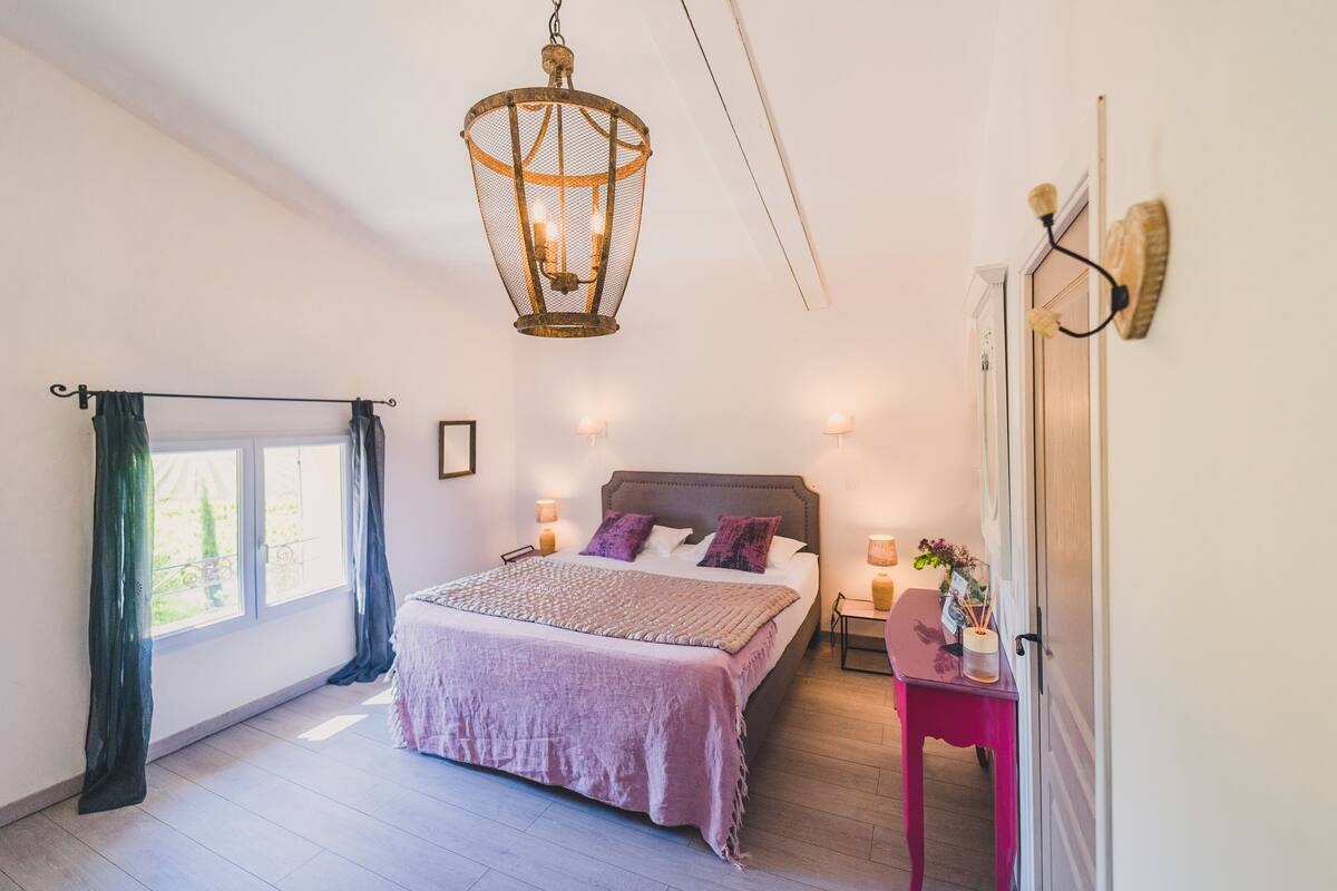 Doppelzimmer (Lilas) | Minibar, Zimmersafe, individuell dekoriert, individuell eingerichtet