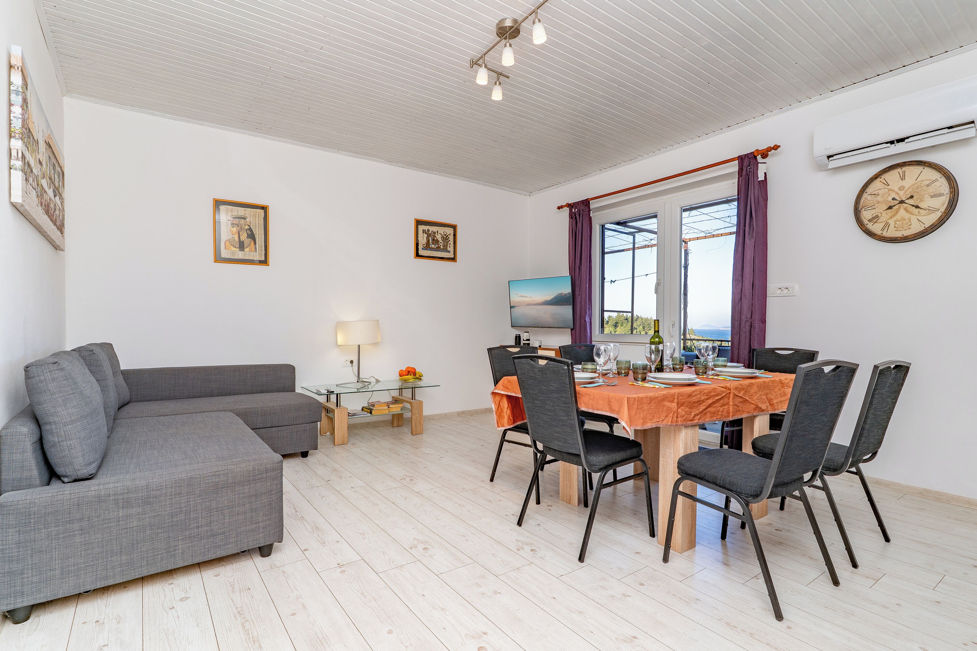 Familienapartment, 2 Schlafzimmer, Meerblick (Floyd) | Wohnbereich | 110-cm-Flachbildfernseher mit Digitalempfang, Fernseher