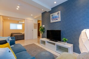 2 bedrooms, desk, internet, bed sheets