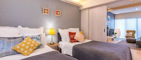 2 sovrum, skrivbord, internet och sängkläder