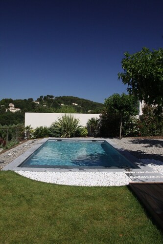 Baisse de prix! Villa moderne tout confort au calme avec vues magnifiques. 