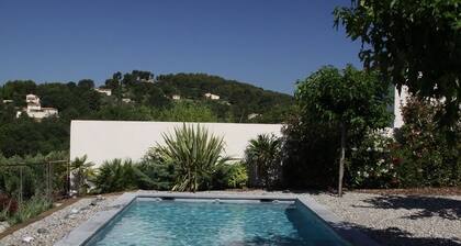 Baisse de prix! Villa moderne tout confort au calme avec vues magnifiques.