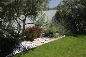 Property grounds - Price reduction! Modern, comfortable villa in a quiet location with magnificent views.  (EGUILLES)