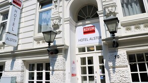 Hotel Novum Hotel Alster, met een klassieke architectuur, kenmerkt zich door versierde details en een opvallende entree.