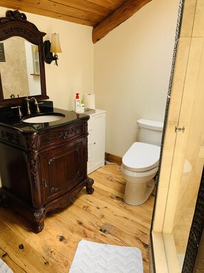 Chuveiro/banheira combinados, secador de cabelo, bidê, toalhas de banho