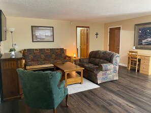 Living area - Pelican Motel (Pelican Rapids)