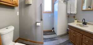 Bathroom - Pelican Motel (Pelican Rapids)