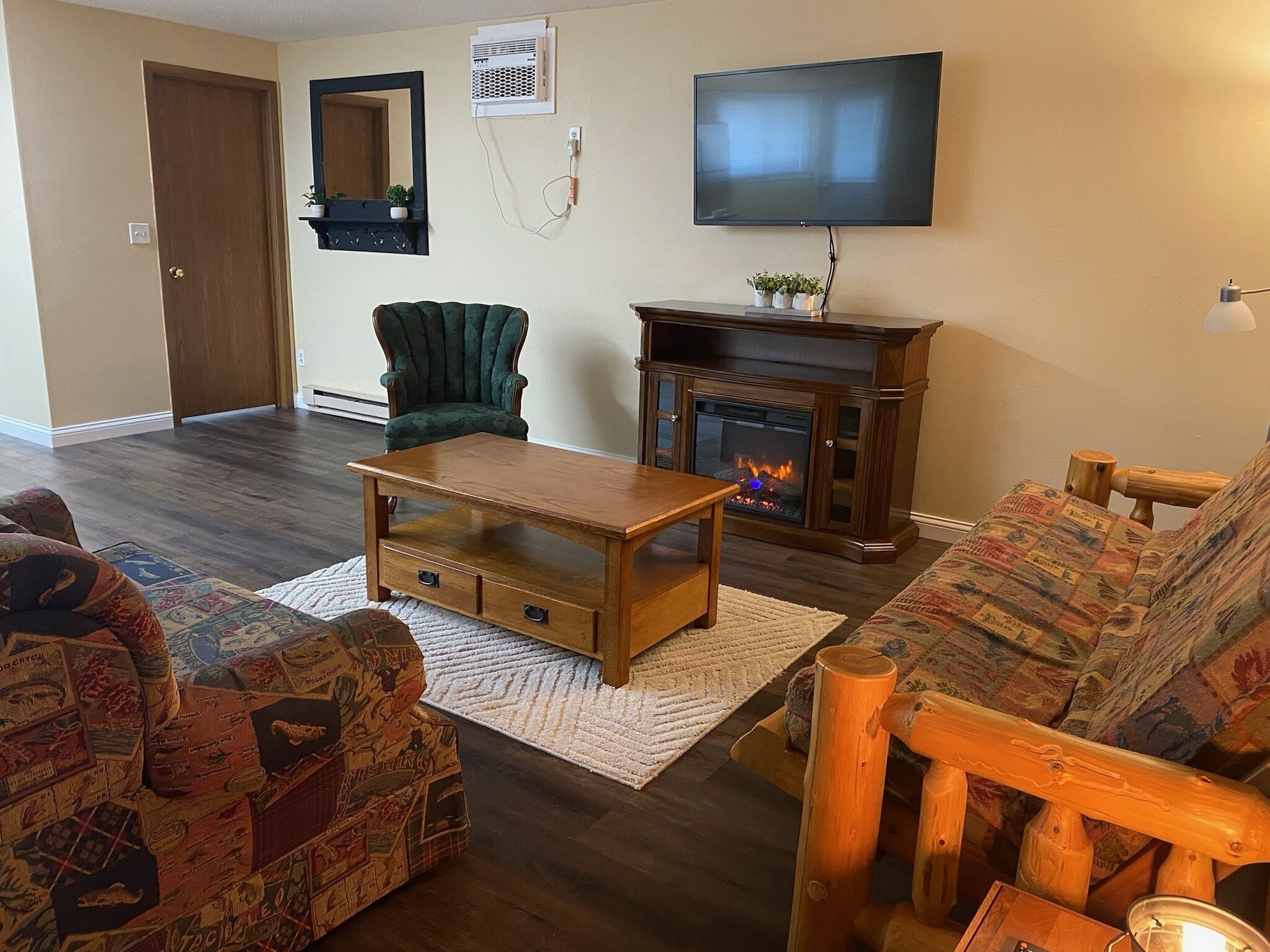 Business Apartment | Desk, blackout drapes, bed sheets