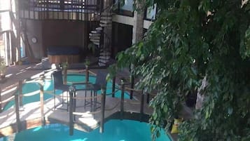 Una piscina techada, sillones reclinables de piscina