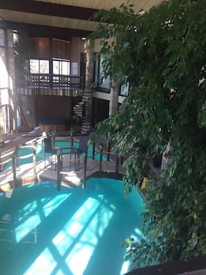 Una piscina cubierta, tumbonas