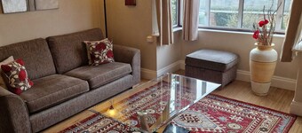 HEREFORD CITY – Goldcrest House: 4-Bed with Parking Near River Wye, Sleeps 7