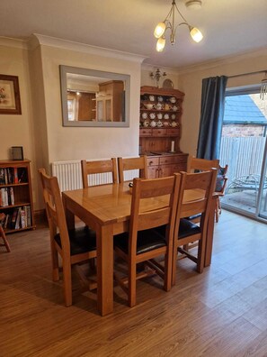 Dining - HEREFORD CITY – Goldcrest House: 4-Bed with Parking Near River Wye, Sleeps 7 (Hereford)