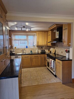 Freezer - HEREFORD CITY – Goldcrest House: 4-Bed with Parking Near River Wye, Sleeps 7 (Hereford)