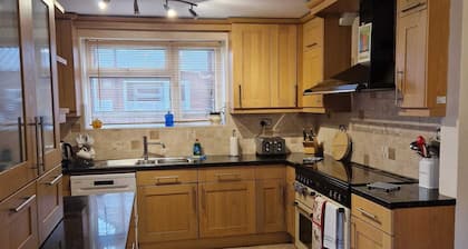 HEREFORD CITY – Goldcrest House: 4-Bed with Parking Near River Wye, Sleeps 7