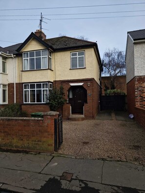 Exterior - HEREFORD CITY – Goldcrest House: 4-Bed with Parking Near River Wye, Sleeps 7 (Hereford)