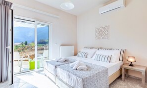 4 bedrooms, in-room safe, desk, iron/ironing board - Villa di Giorgio Heated Pool (Georgioupoli)