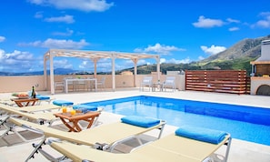 Piscine extérieure, piscine chauffée, chaises longues