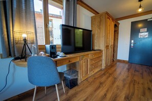 Superior kamer, niet-roken, uitzicht op vallei | Een kluis op de kamer, een bureau, een laptopwerkplek