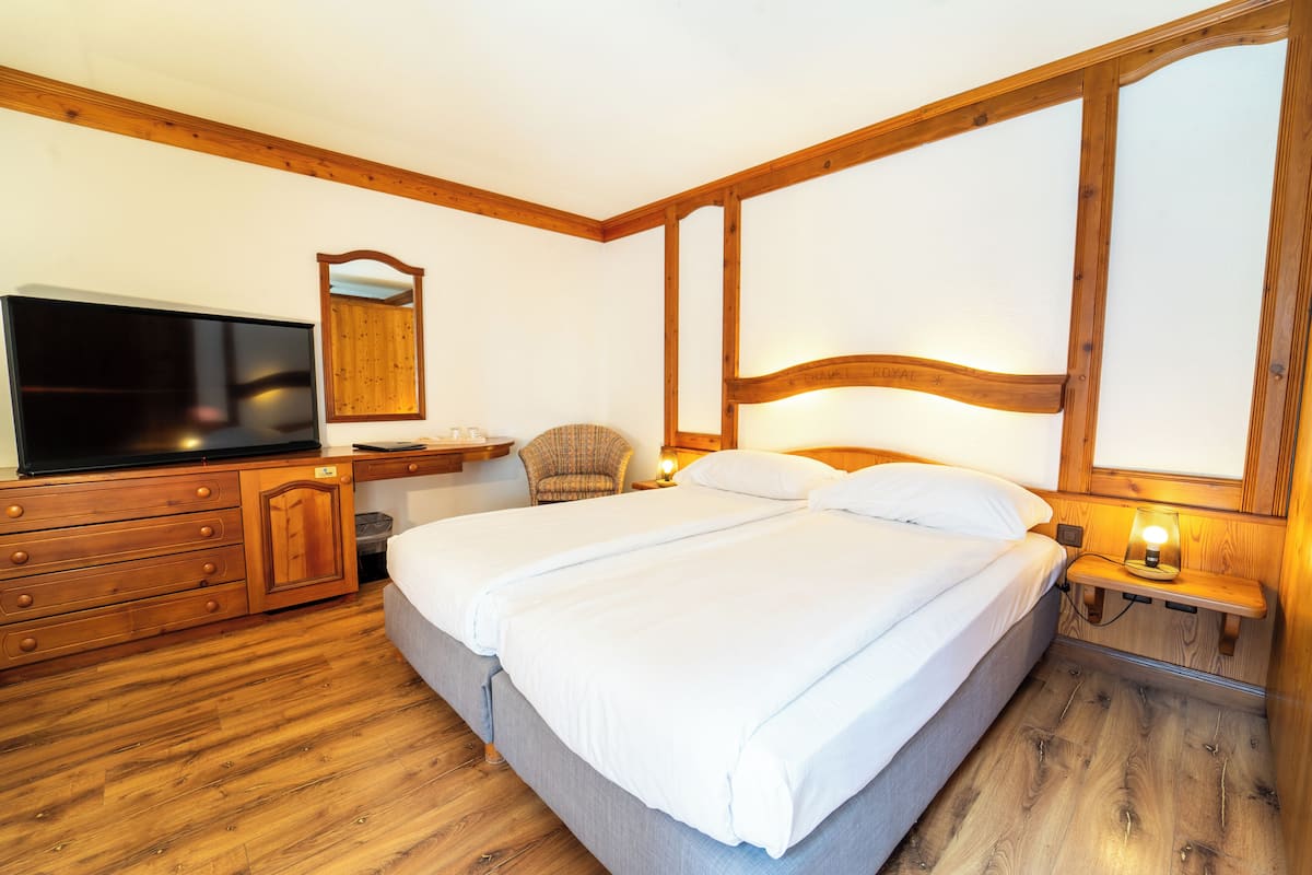 In-room safe, desk, laptop workspace, soundproofing