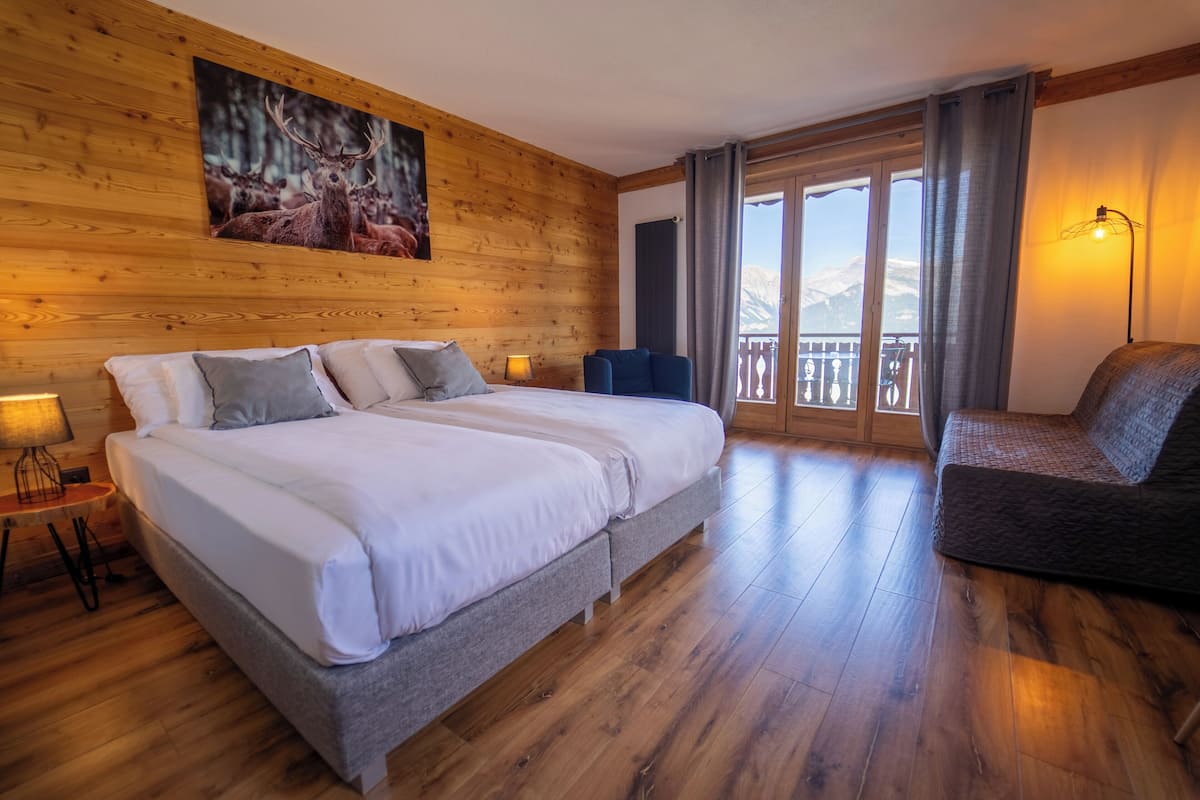 In-room safe, desk, laptop workspace, soundproofing