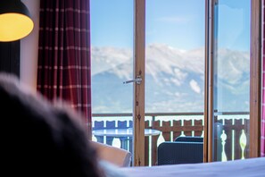 Caja de seguridad en la habitación y escritorio 