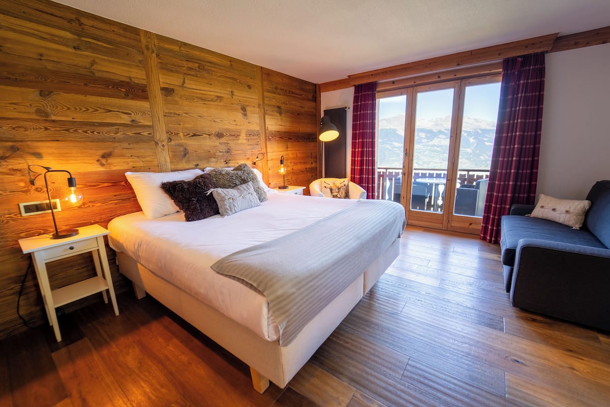 In-room safe, desk, laptop workspace, soundproofing