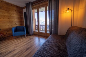 Superior Room, Non Smoking, Valley View | In-room safe, desk, laptop workspace, soundproofing