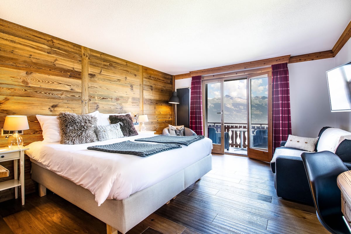 royal double room | in-room safe, desk, laptop workspace, soundproofing