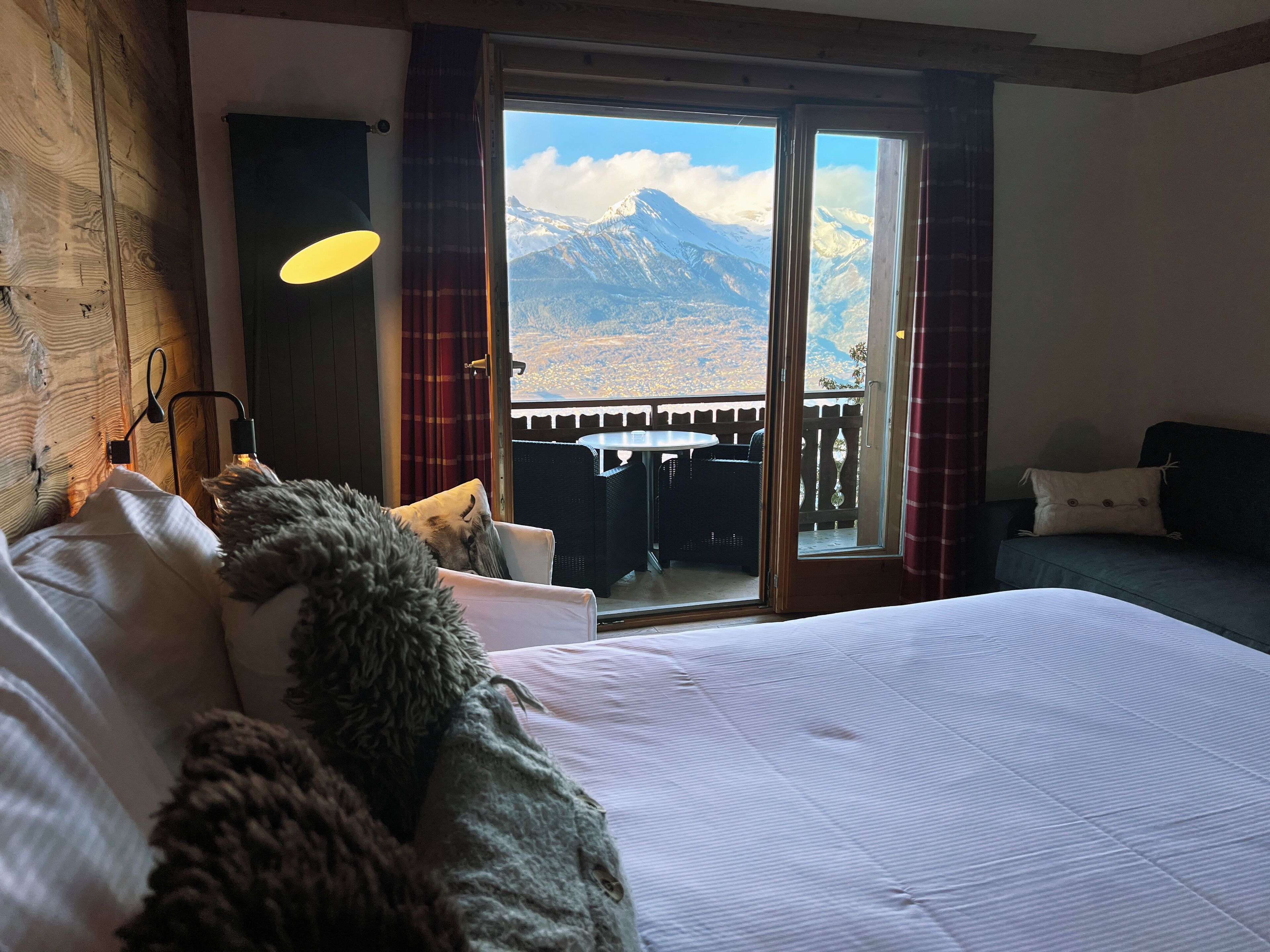 royal double room | in-room safe, desk, laptop workspace, soundproofing