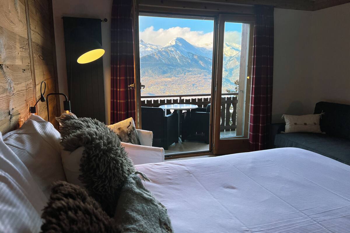 royal double room | in-room safe, desk, laptop workspace, soundproofing