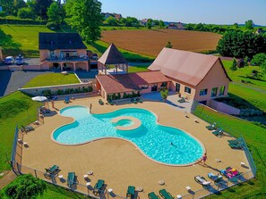 Een binnenzwembad en een buitenzwembad