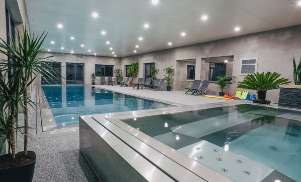 Een binnenzwembad en een buitenzwembad