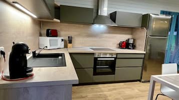 Refrigerador, microondas, horno y parrilla de estufa