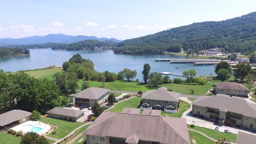 Lake Chatuge Getaway!  Walk to The Ridges Resort & Marina + Restaurants!