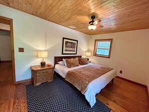 2 bedrooms, in-room safe, iron/ironing board, travel crib - Romantic StackRock Cabin – An Exclusive, Centrally Located Retreat. (Ellijay)