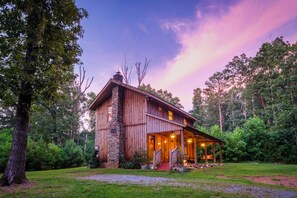 Exterior - Romantic StackRock Cabin – An Exclusive, Centrally Located Retreat. (Ellijay)