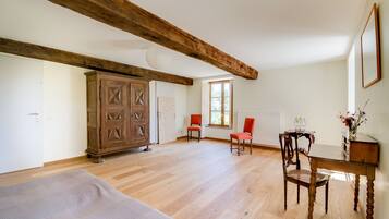 4 quartos, ferros/tábuas de passar roupa, Wi-Fi de cortesia